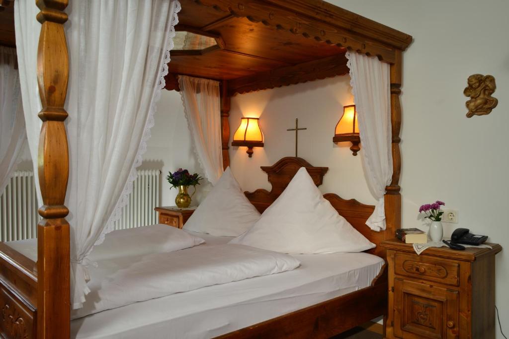 Postel nebo postele na pokoji v ubytování Romantica Hotel Blauer Hecht