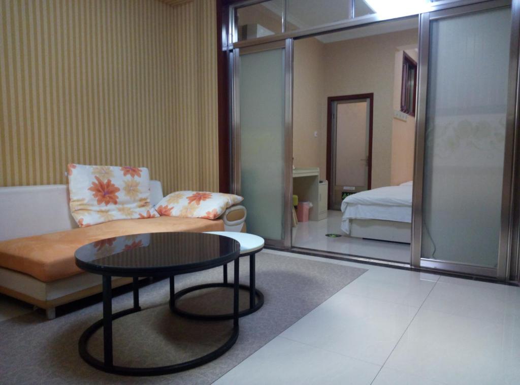 Postel nebo postele na pokoji v ubytování Qufu Garden Hotel