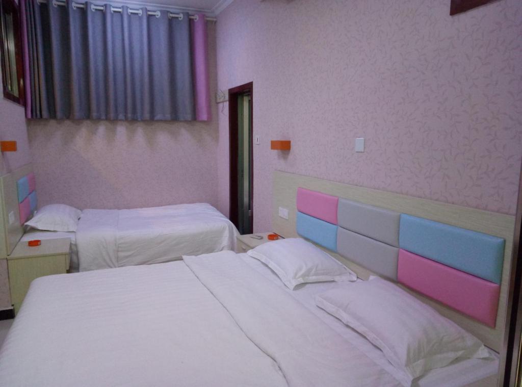 Postel nebo postele na pokoji v ubytování Qufu Garden Hotel