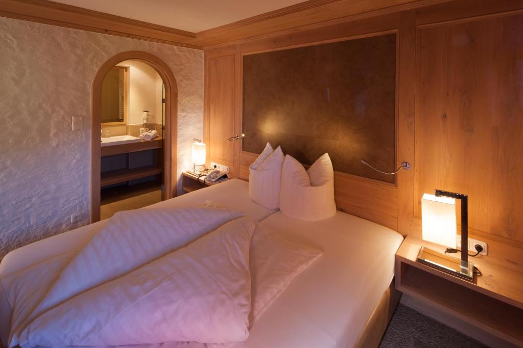 Postel nebo postele na pokoji v ubytování Das Traditionshotel Schwarzer Adler