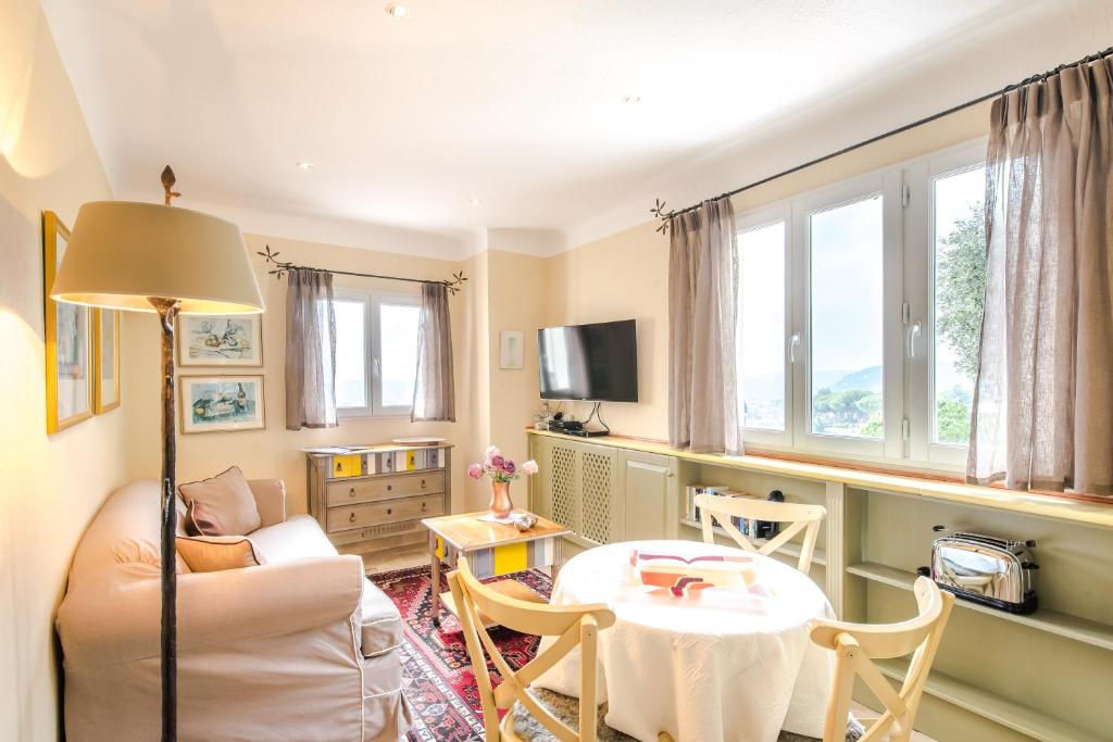 una sala de estar con un sofá y una mesa en Orangerie St Paul, en Saint-Paul-de-Vence