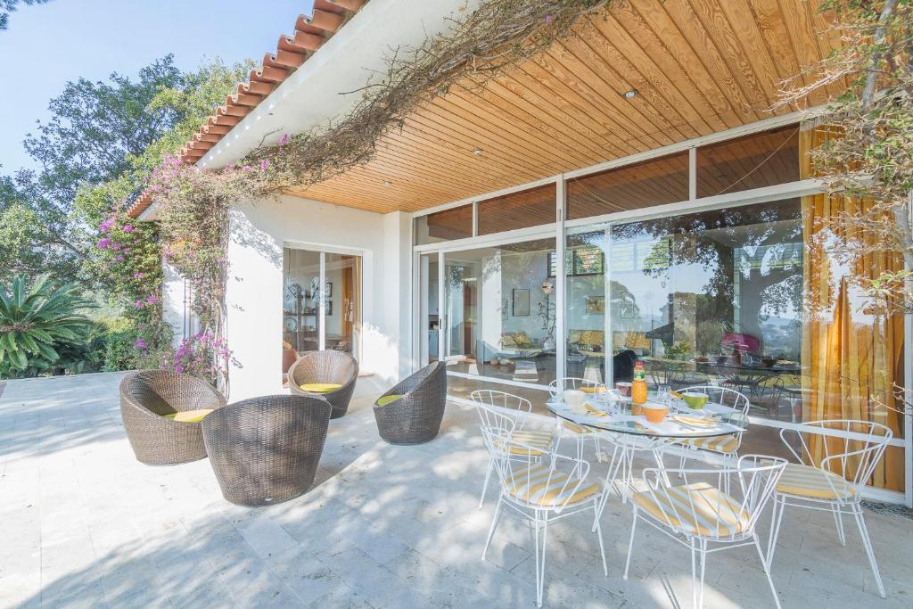 un patio al aire libre con mesa y sillas en Casa Vista Mar, Platja d´Aro, en Platja d'Aro