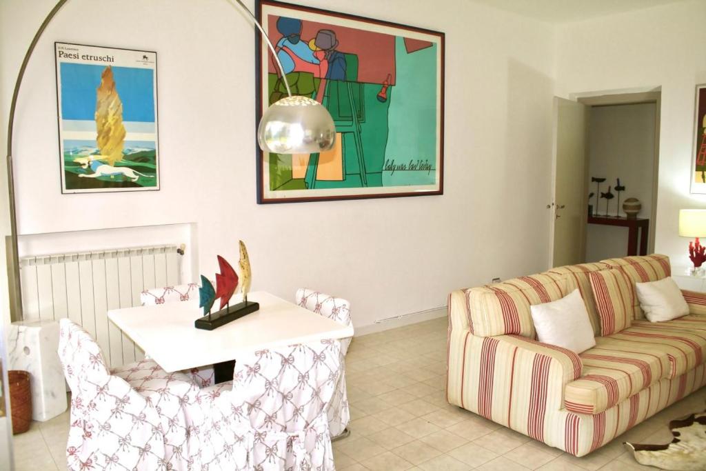 sala de estar con sofá y mesa en VILLA CORALLO, en Rocchette