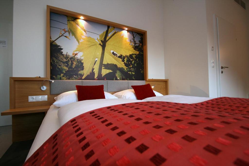 Postel nebo postele na pokoji v ubytování Hotel Staribacher Südsteiermark