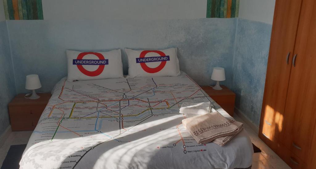 1 cama con 2 almohadas y un mapa en Grande Appartamento Dei Mille, en Novi Ligure