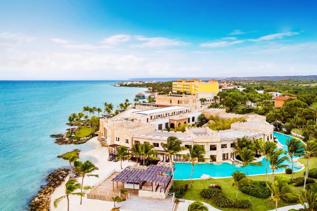 Sanctuary Cap Cana, a Luxury Collection All-Inclusive Resort, Dominican Republic في بونتا كانا: اطلالة جوية لمنتجع بجانب المحيط