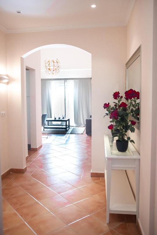 a hallway with a table with a potted plant on it at Colina Verde Resort in Moncarapacho
