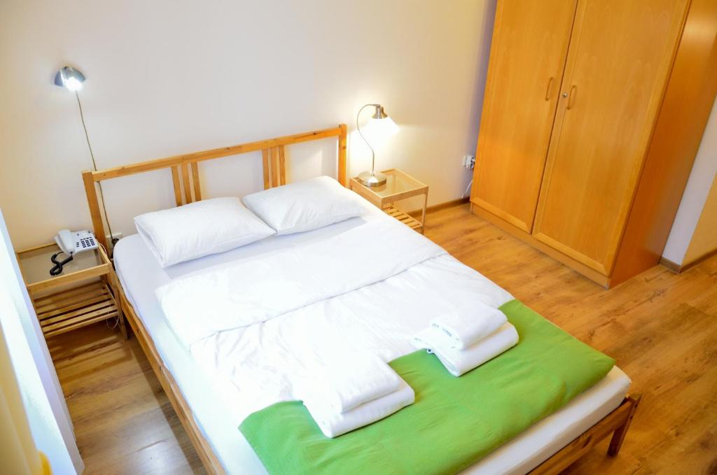 Postel nebo postele na pokoji v ubytování WenderEDU Business Center