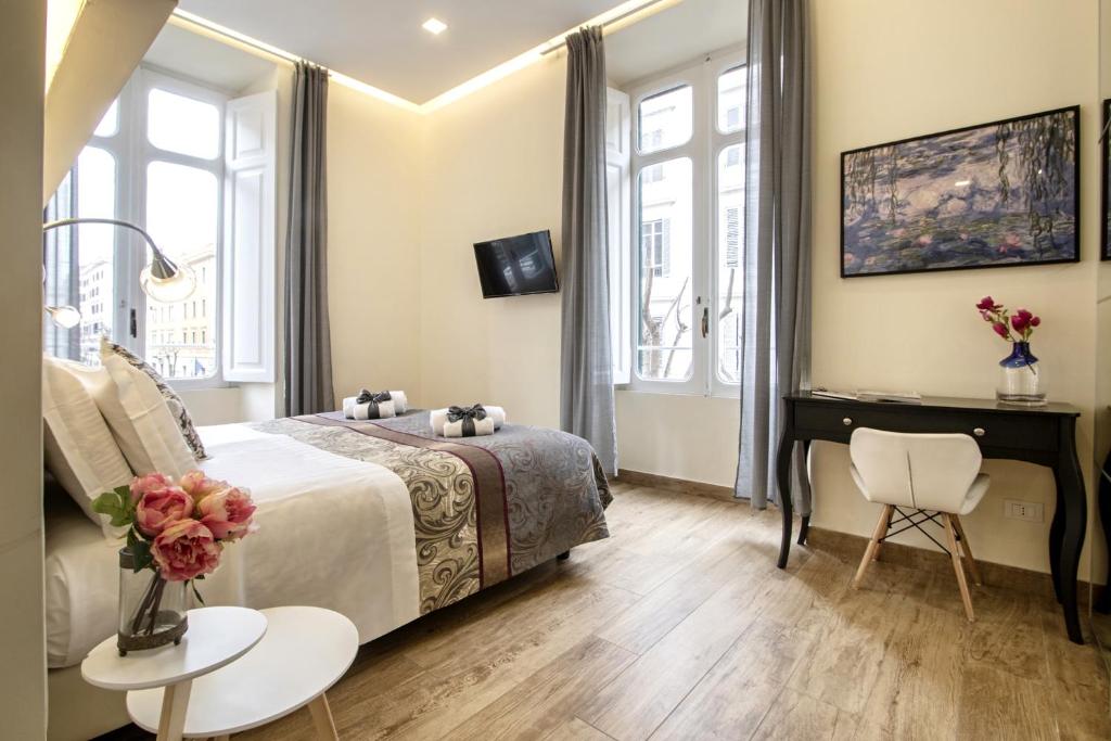 pokój hotelowy z łóżkiem, stołem i krzesłami w obiekcie Quiriti Vatican Relais w Rzymie