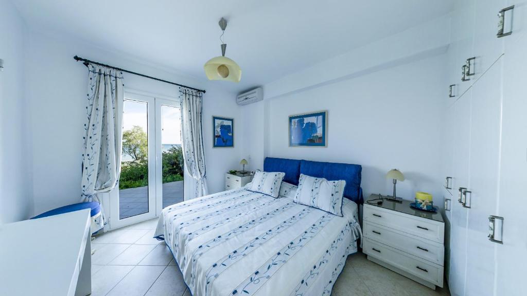 A bed or beds in a room at Kounopetra Beach Luxury Villas