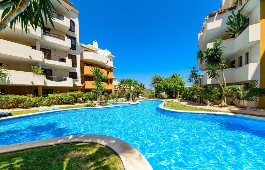 een zwembad voor sommige appartementsgebouwen bij Apartmento Carla Punta Prima in Torrevieja