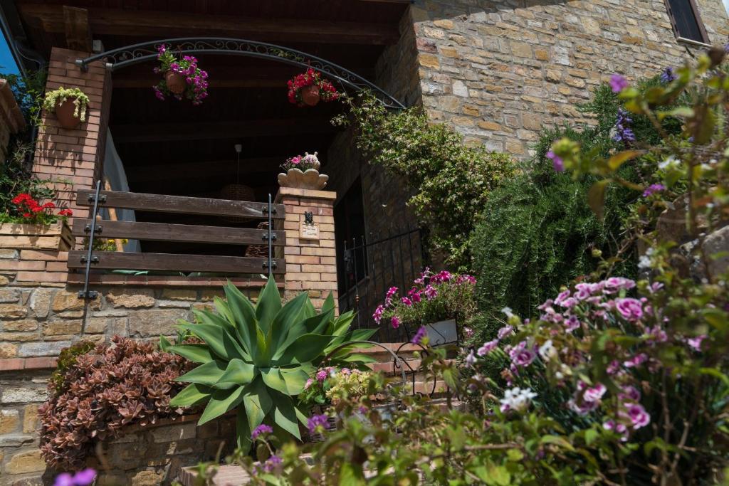 una entrada a un edificio de ladrillo con flores y plantas en Il Brillocco, en Castellabate