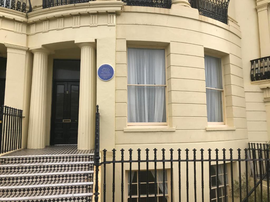 un edificio blanco con una valla negra delante en Fab Brunswick by the sea, en Brighton & Hove