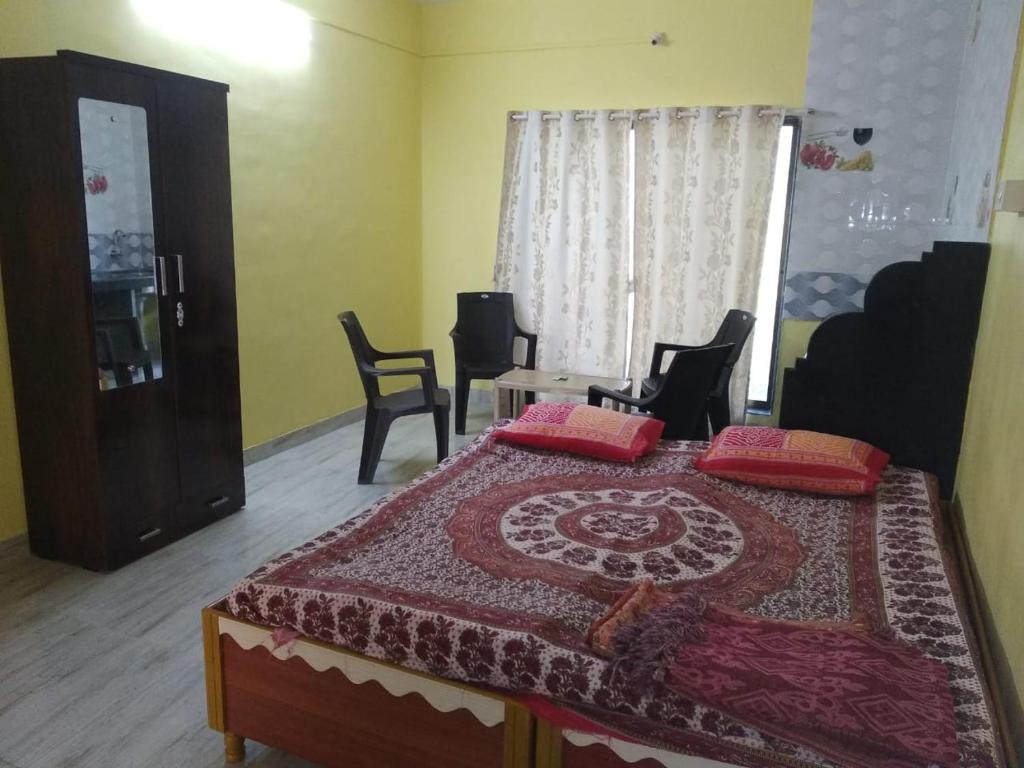 Gulmohar Cottages - Home Stay in Alibag客房内的一张或多张床位