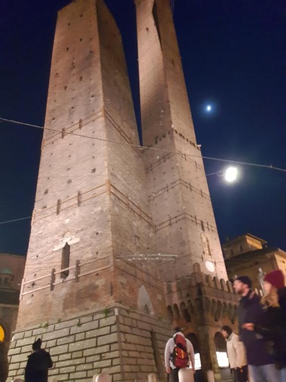 una torre alta con persone che ci stanno davanti di FRANCY HOUSE 2 a Bologna