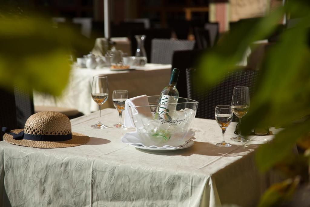 Nápoje v ubytování Das Traditionshotel Schwarzer Adler