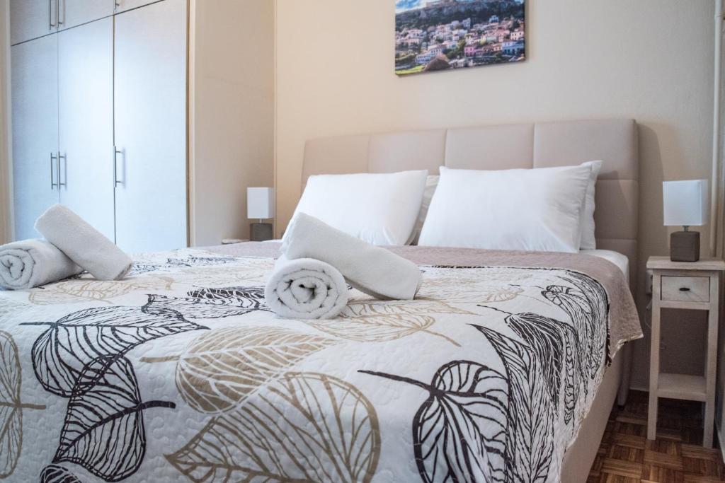 - une chambre avec 2 lits et des oreillers blancs dans l'établissement Fix Divine Apartment, à Athènes