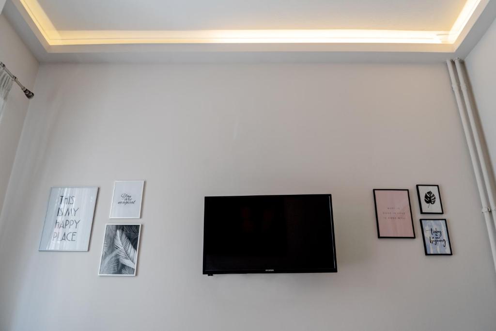 Televízia a/alebo spoločenská miestnosť v ubytovaní Fix Divine Apartment