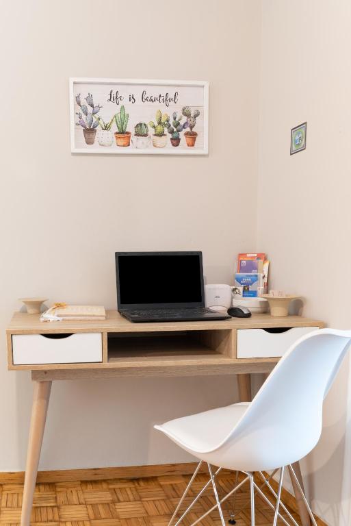 Televízia a/alebo spoločenská miestnosť v ubytovaní Fix Divine Apartment