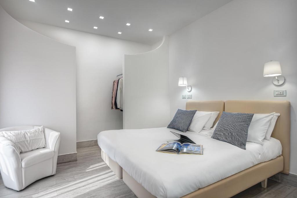 una camera con letto e sedia di El Royale Suites Sorrento a Sorrento