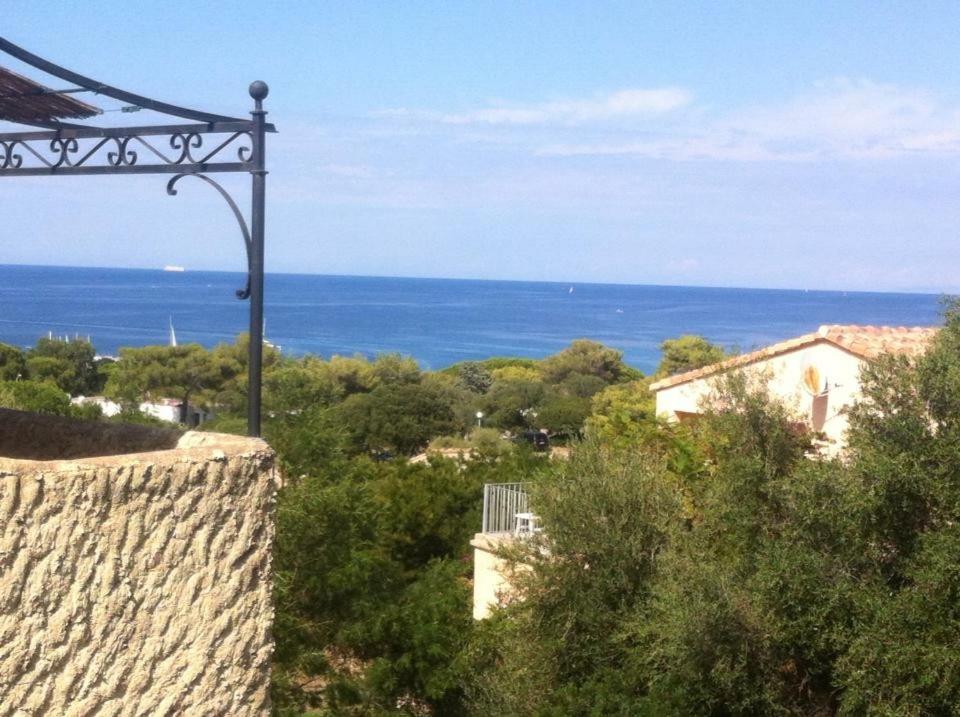 une vue sur l'océan depuis une maison dans l'établissement résidence arimarina, à Lumio