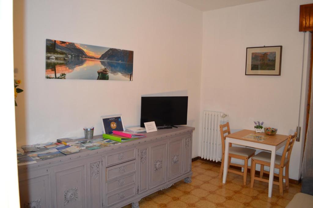Televízia a/alebo spoločenská miestnosť v ubytovaní Betty's House