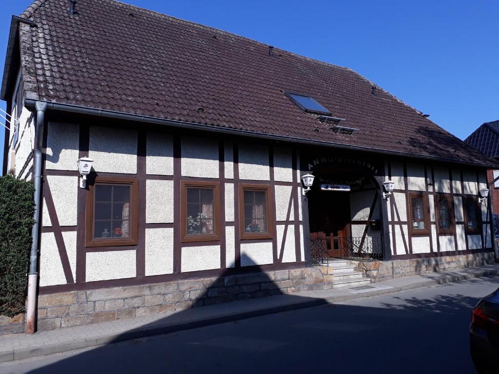 un bâtiment noir et blanc avec un toit brun dans l'établissement ANNO Brechtorf, à Brechtorf