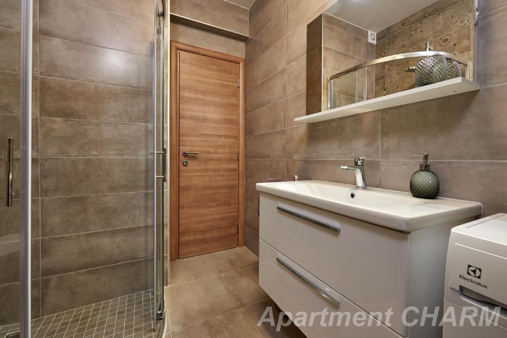 Kúpeľňa v ubytovaní Luxury apartment Charm with pool