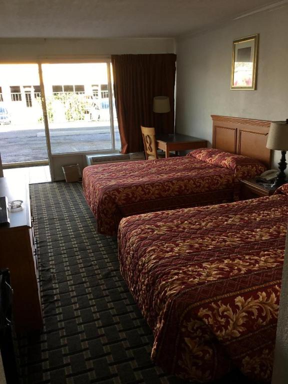 Houston Inn and Suites - 