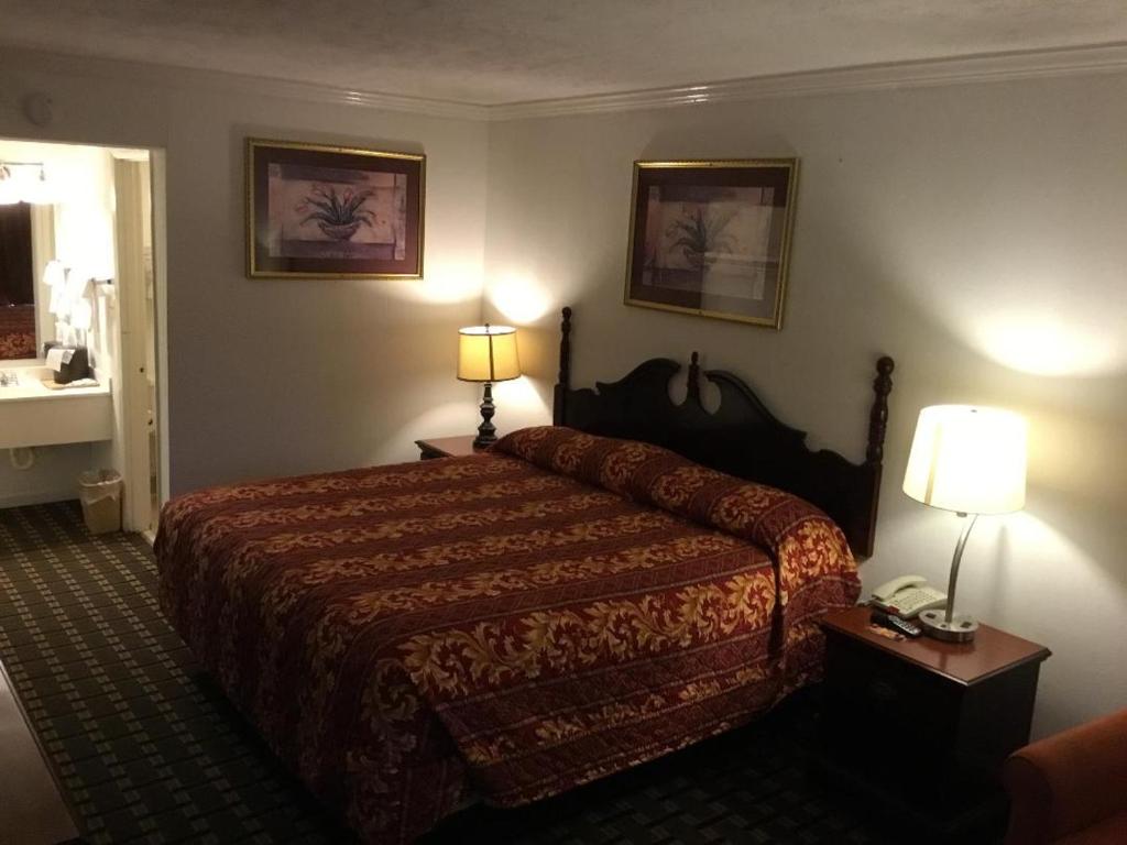 Houston Inn and Suites - 