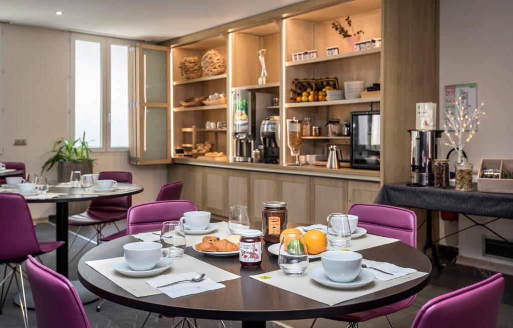 Příslušenství pro přípravu čaje a kávy v ubytování Logis Hôtel Restaurant Les 2 Rives - A75, en bordure de rivière