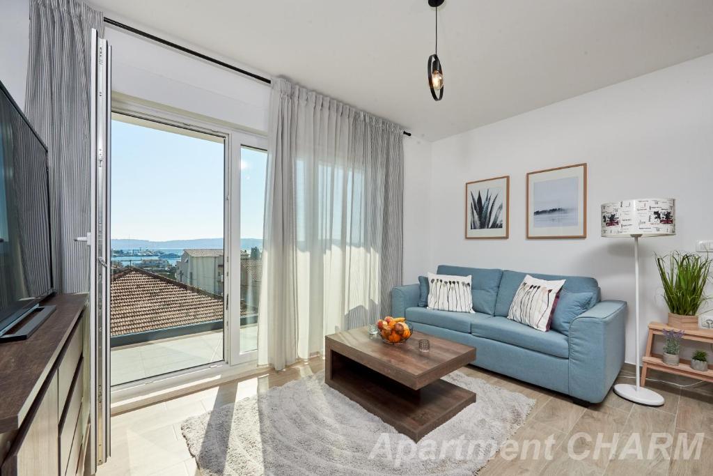 Televízia a/alebo spoločenská miestnosť v ubytovaní Luxury apartment Charm with pool