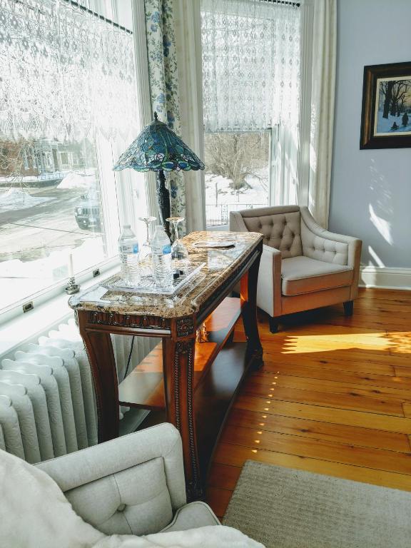 Posezení v ubytování Lamberson Guest House