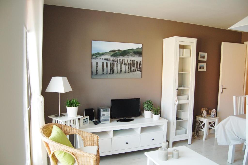 sala de estar con escritorio blanco y TV en Appartement Vivacances côte d'Opale (Ste-Cécile), en Camiers