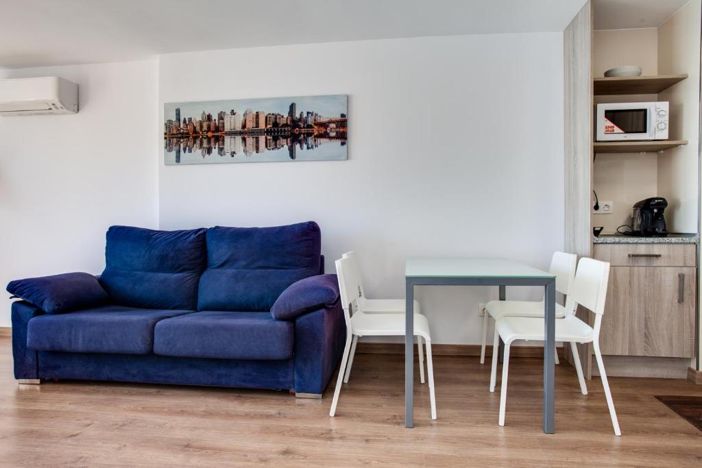 A seating area at Vistas al Mar