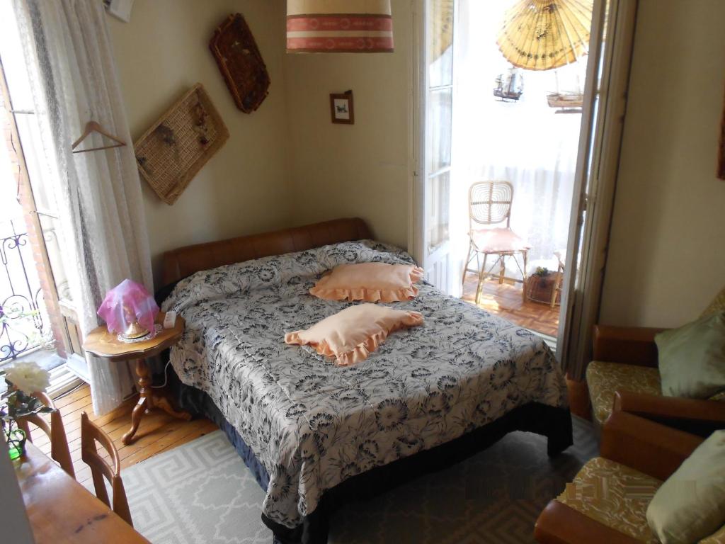 um quarto com uma cama com dois pés sobre ela em Comfortable House Center (2) em Burgos