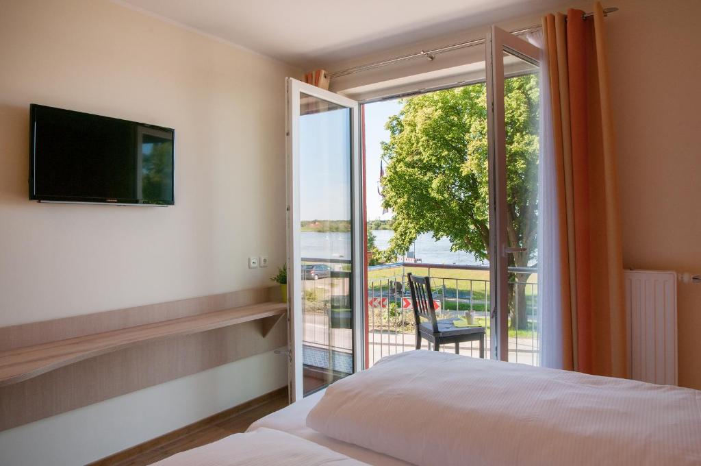 Postel nebo postele na pokoji v ubytování Hotel Elbblick Garni