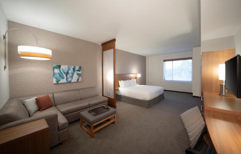 TV a/nebo společenská místnost v ubytování Hyatt Place Sandestin at Grand Blvd