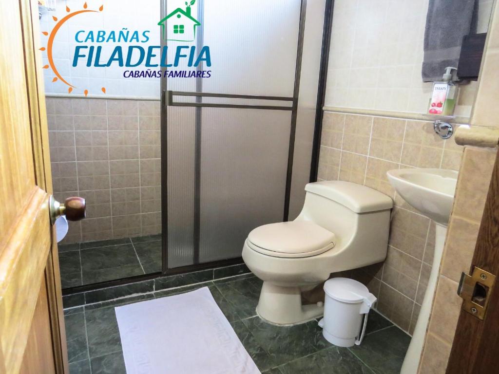 Un baño de Cabañas Filadelfia