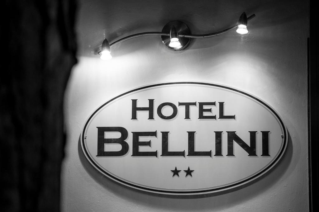 Znak z napisem "hotel bellin" na ścianie w obiekcie Hotel Bellini w mieście Riccione