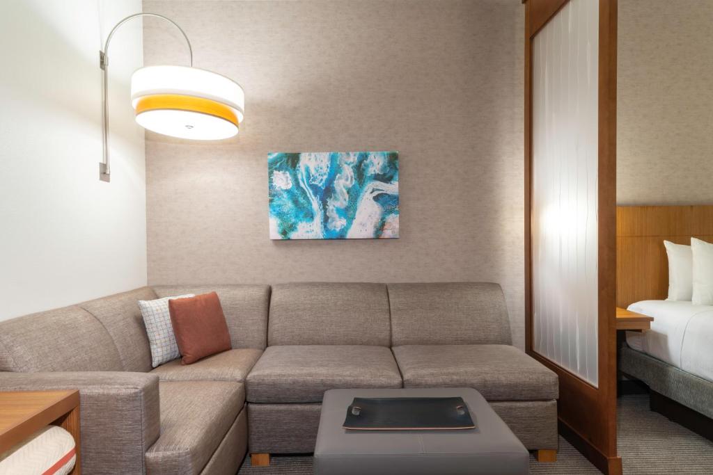 Ein Sitzbereich in der Unterkunft Hyatt Place Sandestin at Grand Blvd
