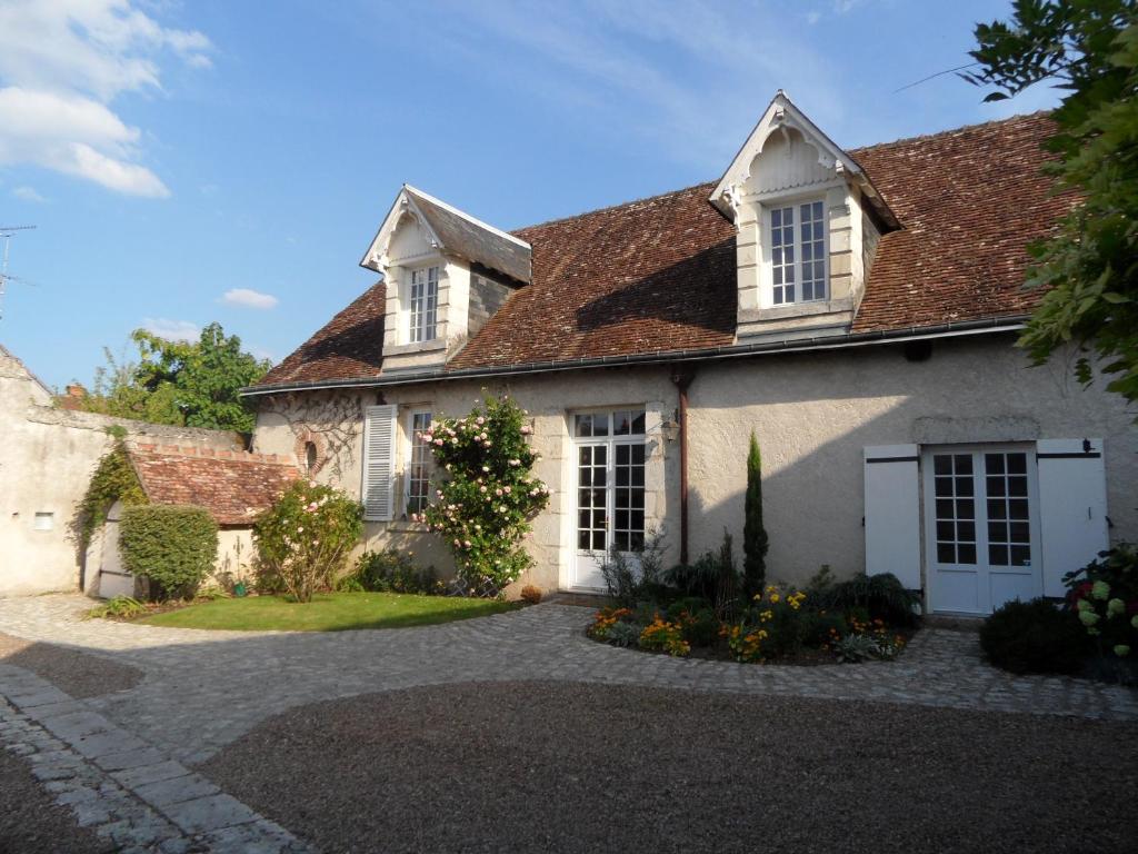 a large white house with a driveway at Le Clos Audy près de Chambord in Huisseau-sur-Cosson