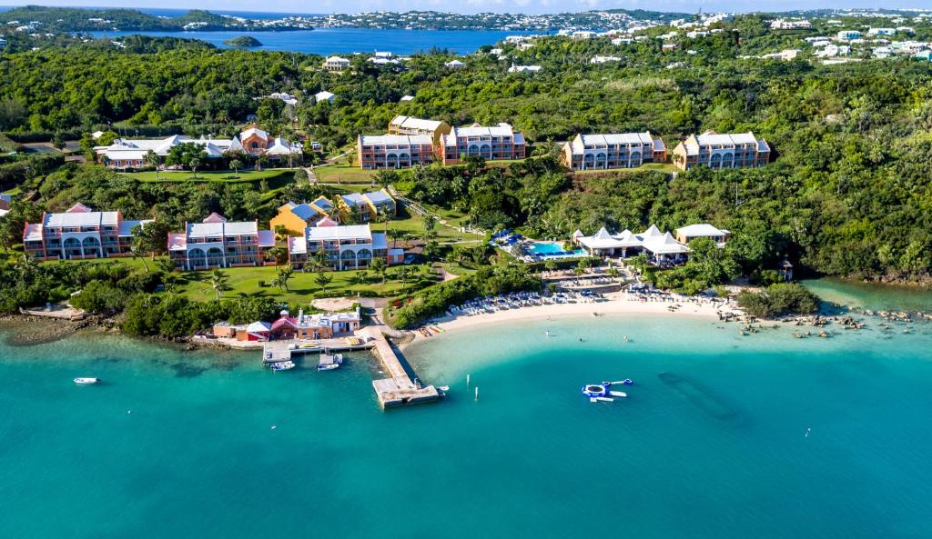 una vista aerea di un resort su una spiaggia di Grotto Bay Beach Resort a Tuckerʼs Town