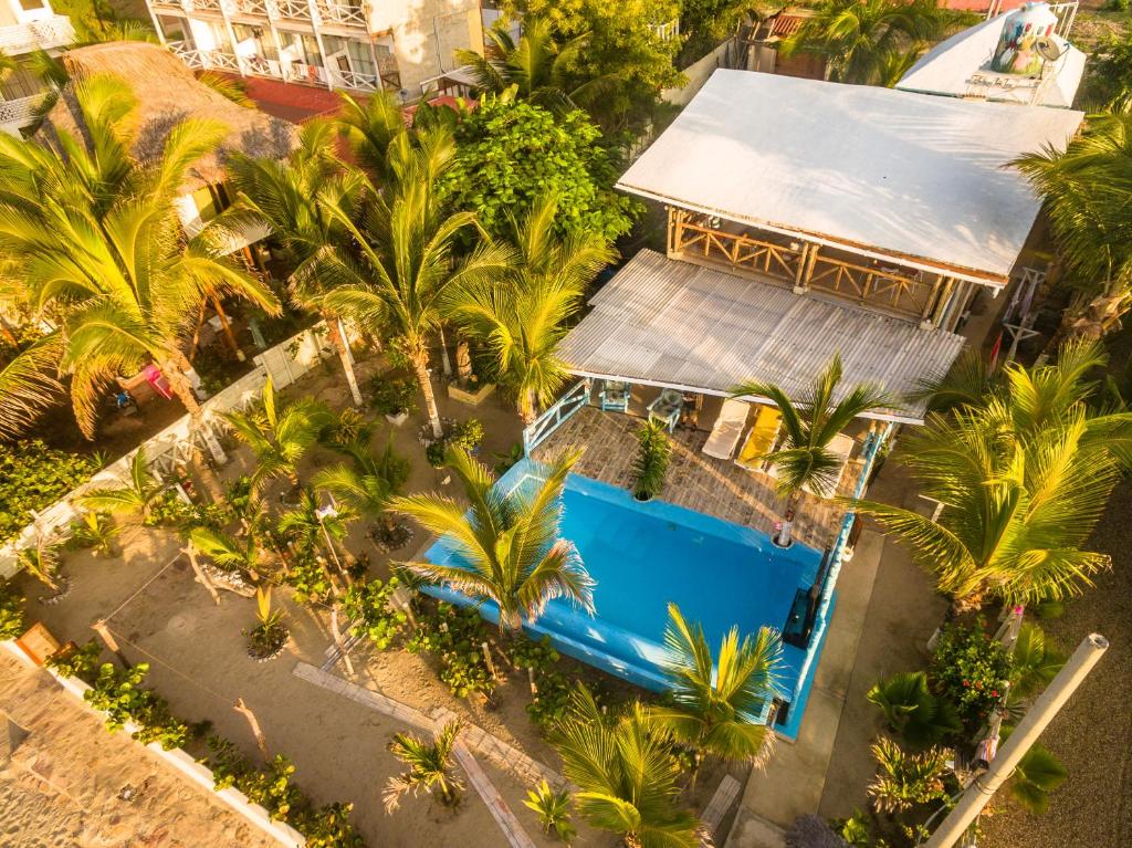 una vista aérea de una casa con piscina y palmeras en Casa Estrella de Mar, en Zorritos