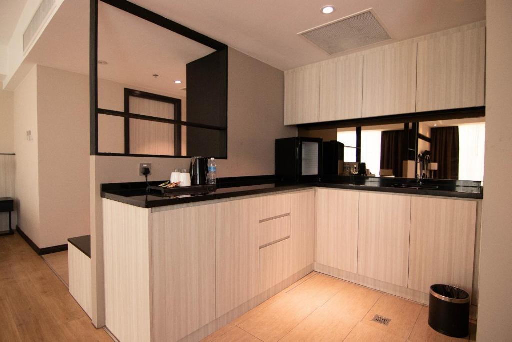 Kuchyň nebo kuchyňský kout v ubytování Higher Hotel