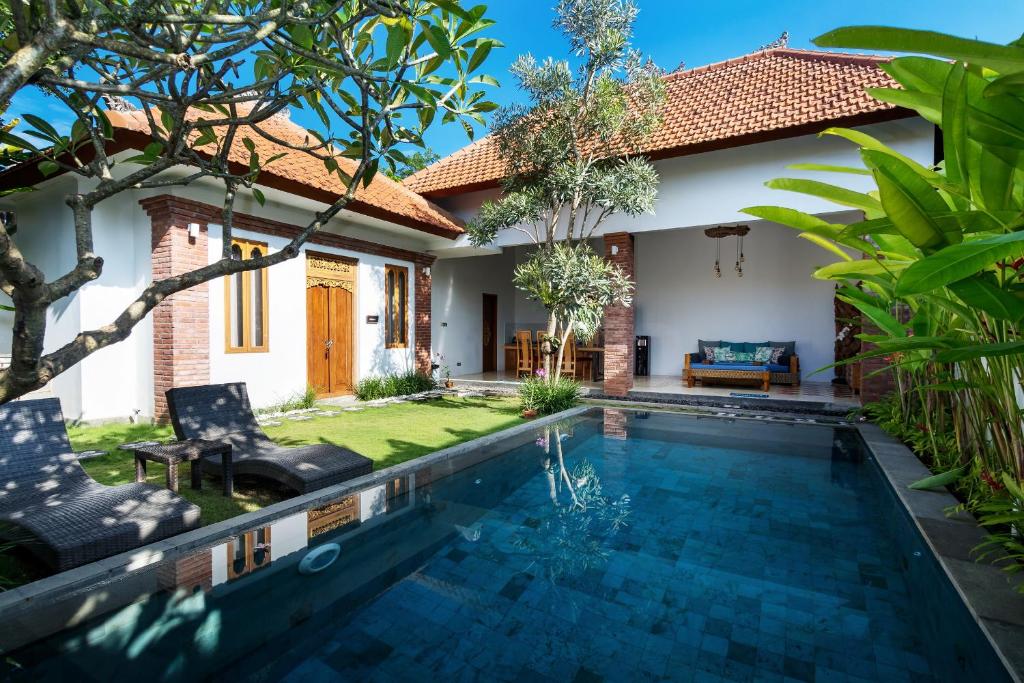 willa z basenem przed domem w obiekcie Bijia Villa 3BR w Private Pool - Peaceful Quiet Luxury Villa - Near Monkey Forest w mieście Ubud
