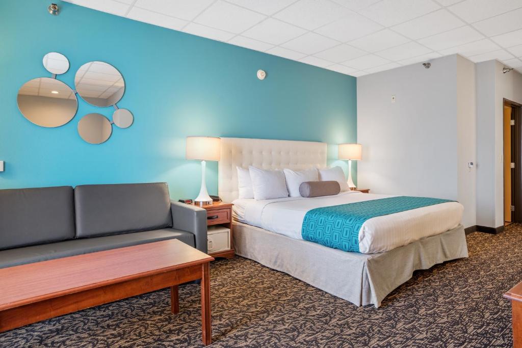 Elevation Inn & Suites, Trademark Collection by Wyndham - Superior King Room - Mobility Access/Non-Smoking