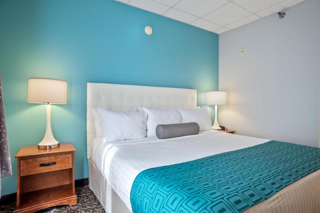 Elevation Inn & Suites, Trademark Collection by Wyndham - King Room - Mobility Access/Non-Smoking