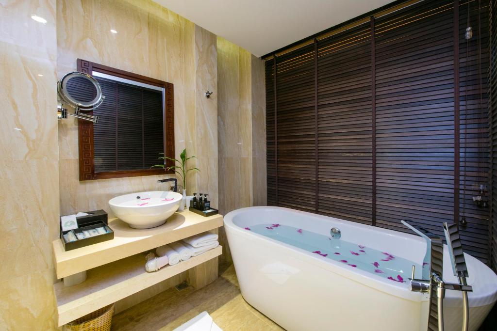 Koupelna v ubytování Royal Riverside Hoi An Hotel & Spa