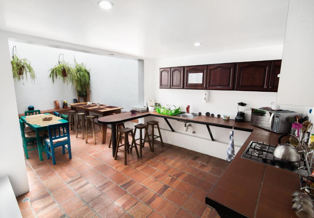 Kuchyň nebo kuchyňský kout v ubytování AlterNative Hostels